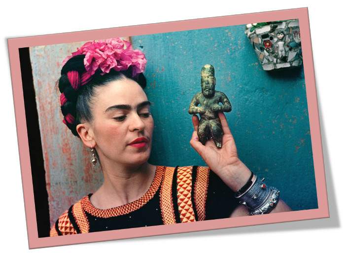 Frida kahlo con figura olmeca ,poema de Santiago Aguaded 