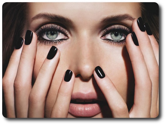 las uñas pintadas de negro
